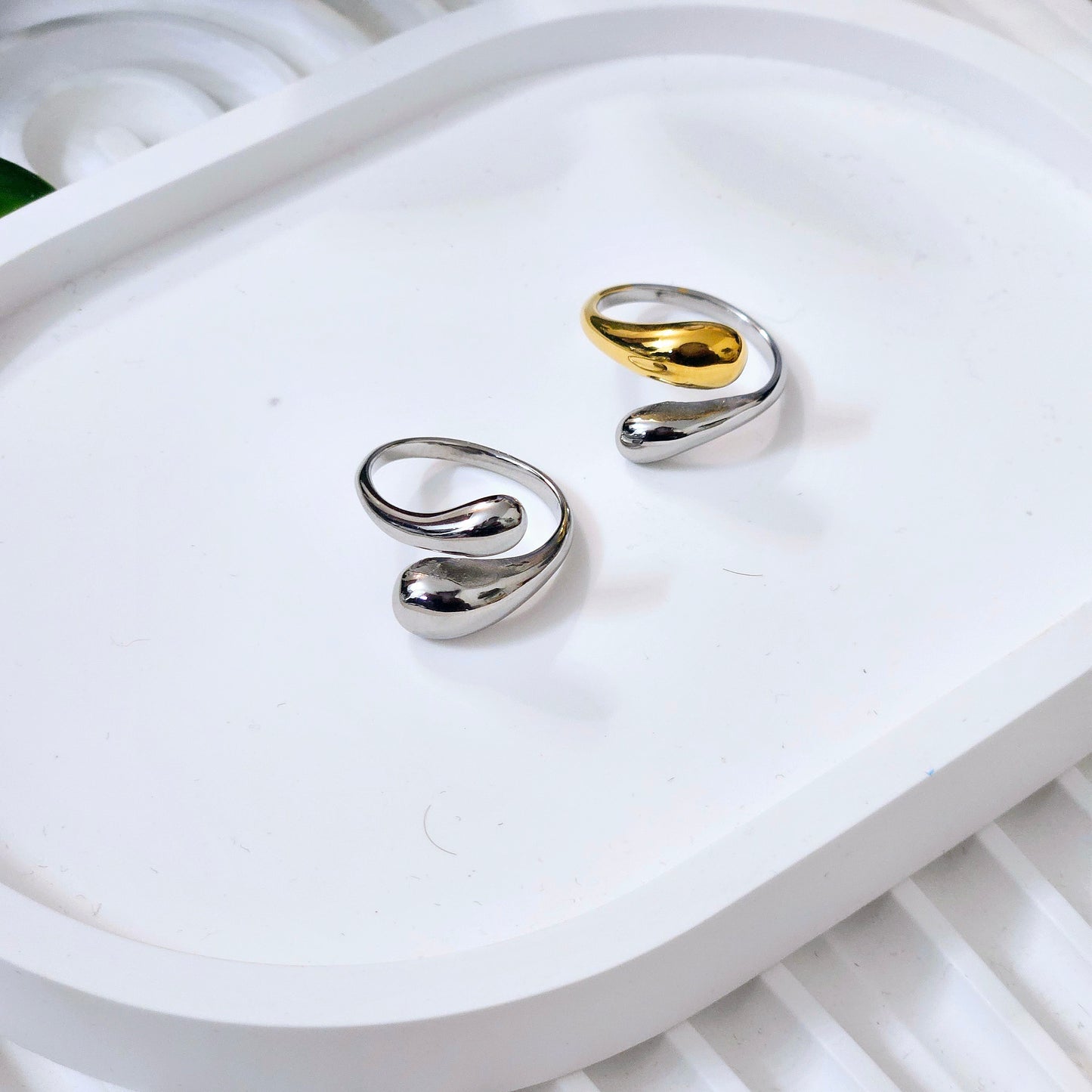 Raindrops Hug Ring