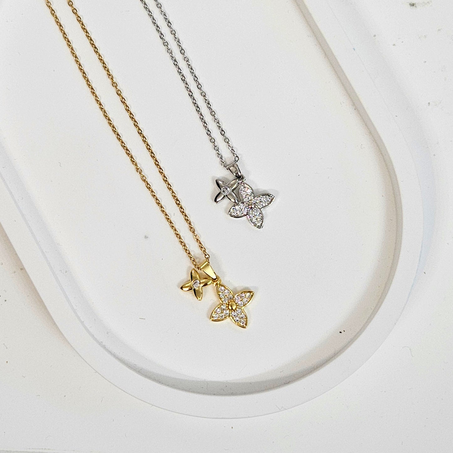 Overlapping Flower Necklace - Silver or Gold