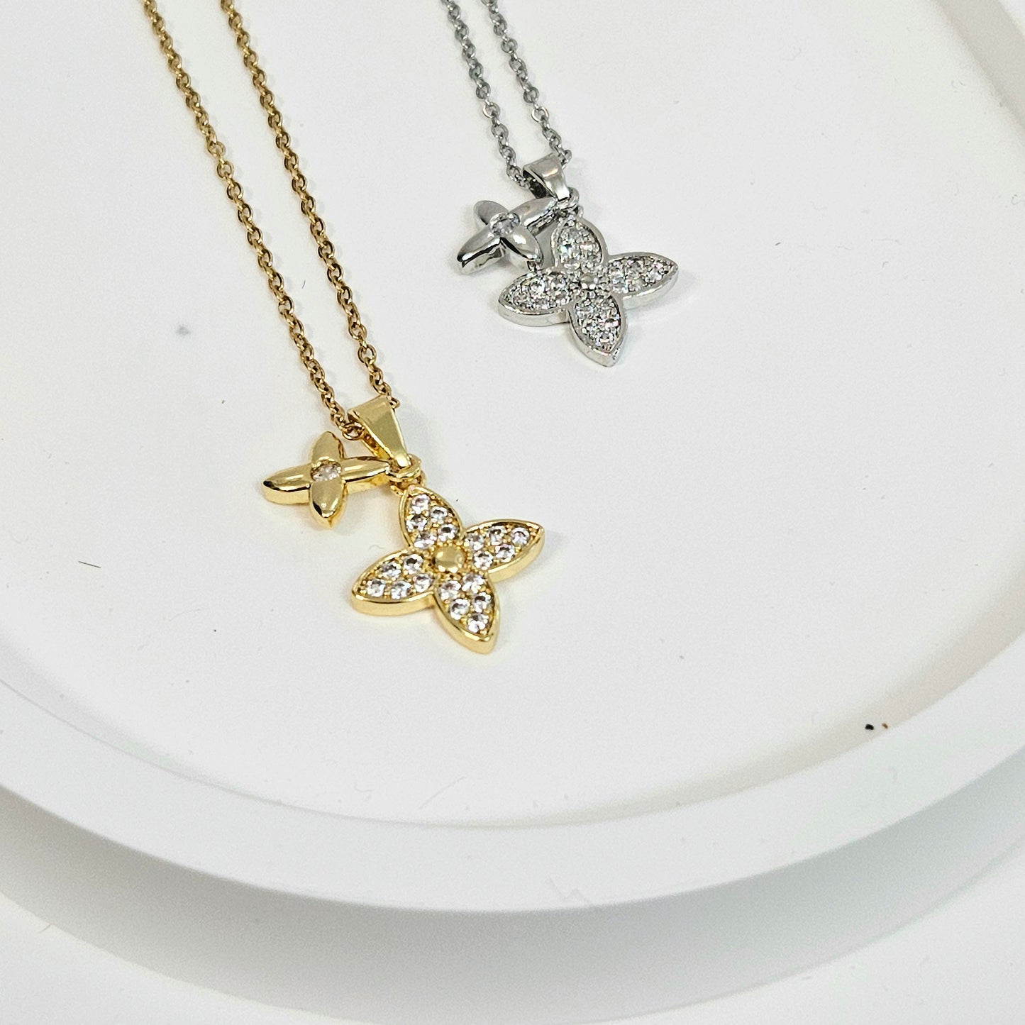 Overlapping Flower Necklace - Silver or Gold