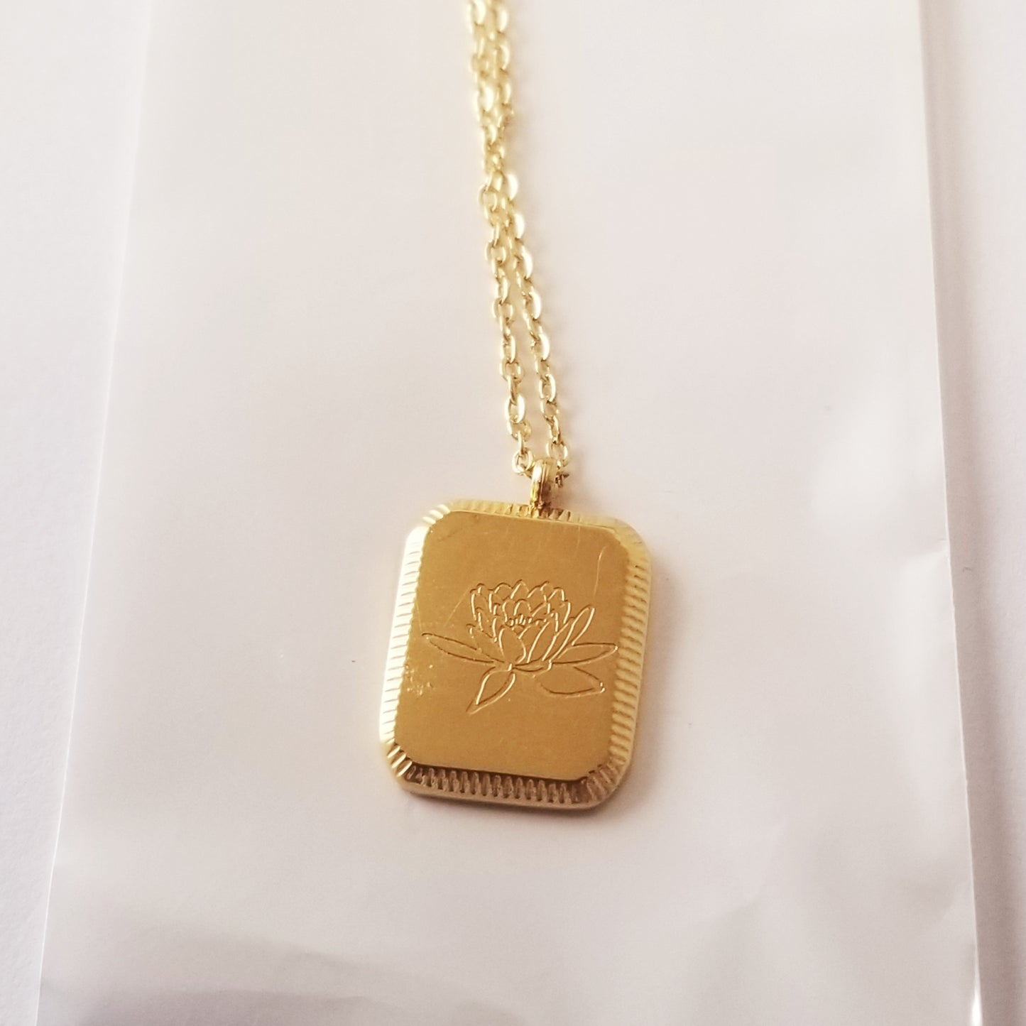 Flower Engraved Pendant Necklaces