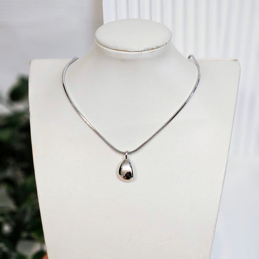 Single Irregular Tear Snake Necklace