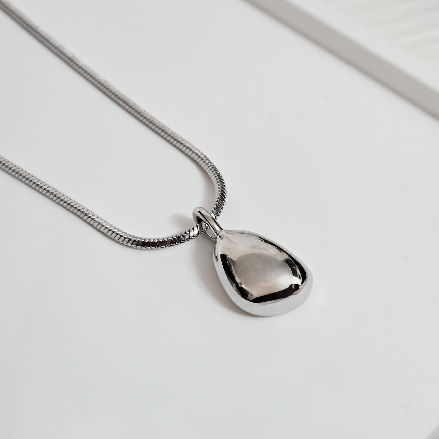 Single Irregular Tear Snake Necklace