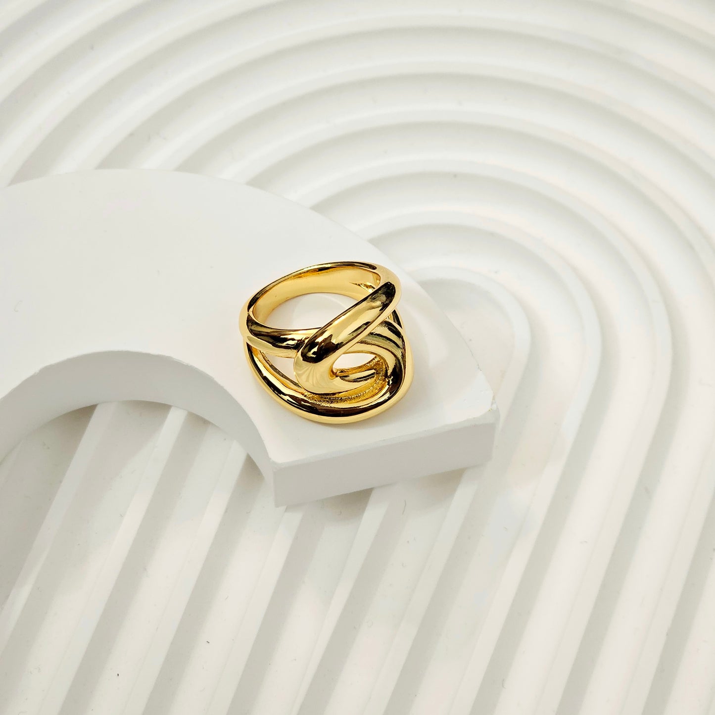 Thick Interlacing Ring