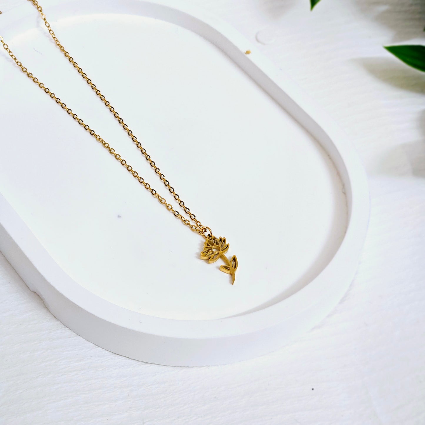 Flower Outline Necklace - Flower: Water Lily