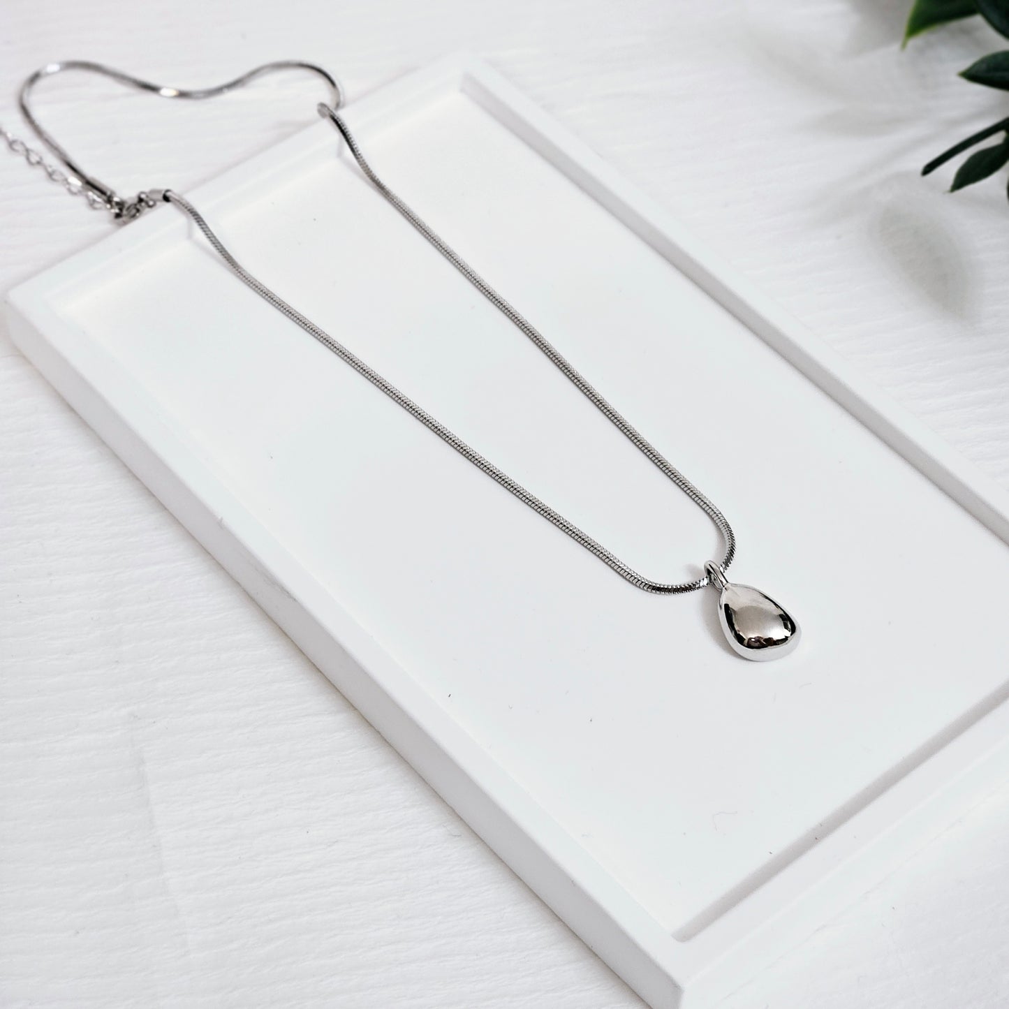 Single Irregular Tear Snake Necklace