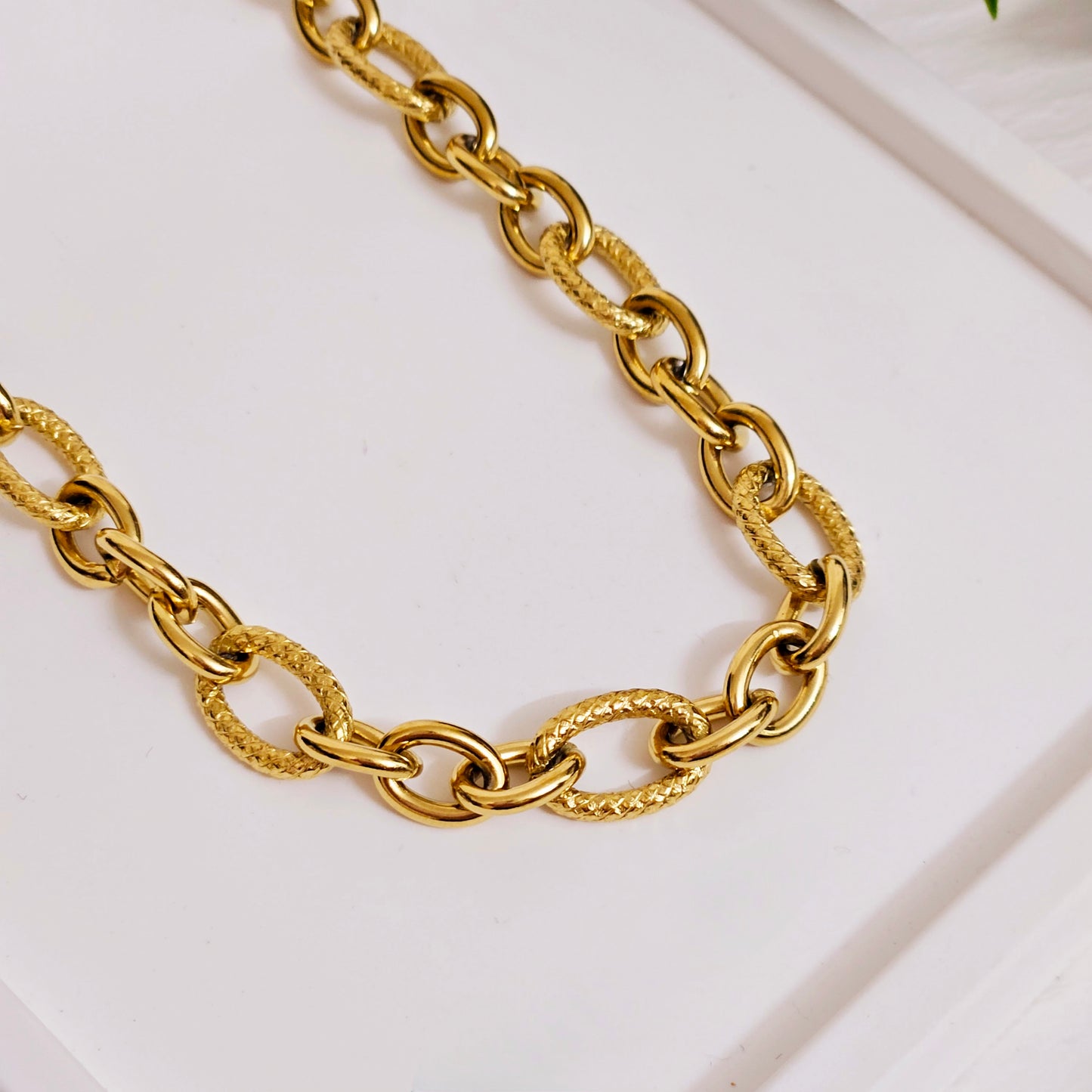 Interlacing Paperclip Thick Chain - Gold