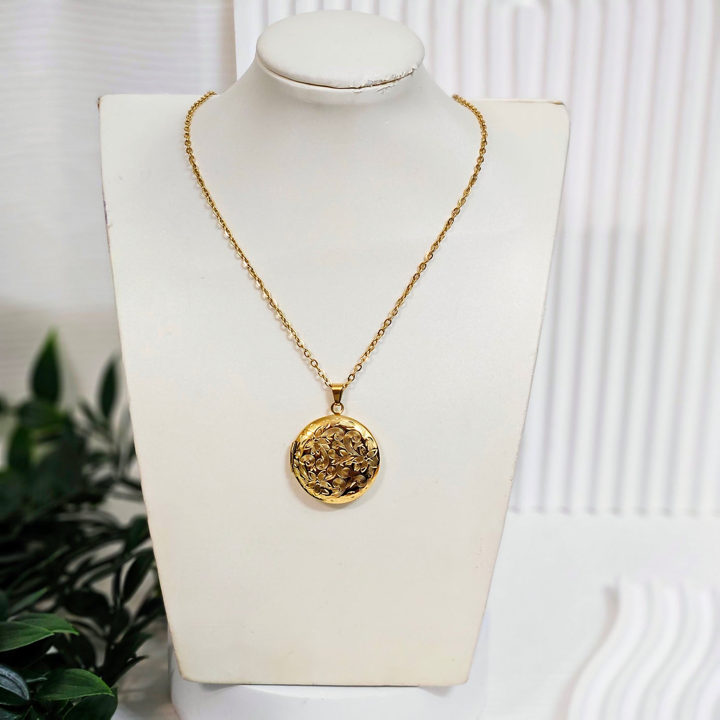 Engraved Circle Lock Opening Necklace